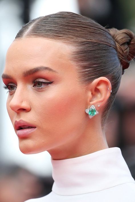 Eyeliner Designs, Red Carpet Hair, Josephine Skriver, Purple Eyeshadow, Hair Stylist Life, Sleek Hairstyles, Green Earrings, Wedding Hair And Makeup, Cannes Film Festival