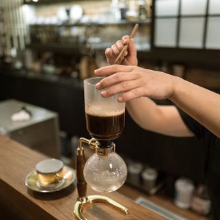 Hi Collar (@hi_collar) • Instagram photos and videos Syphon Coffee Maker, Syphon Coffee, Siphon Coffee, Manual Coffee Grinder, Coffee Games, Brewing Process, Heat Resistant Glass, Quality Coffee, Coffee Enthusiast