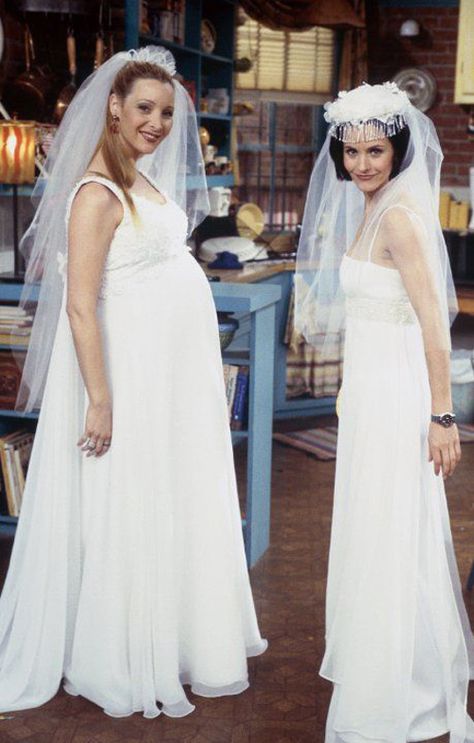 14 Behind The Scenes Pictures Of Friends That'll Bring The Tears Rolling Monica And Phoebe, Friends Behind The Scenes, Phoebe Friends, Lisa Kudrow Friends, Friends Scenes, Courtney Cox, Friends Episodes, Friends Tv Series, Pregnant Wedding Dress