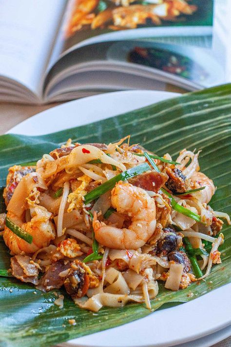 Char Kway Teow Recipe Singapore, Char Kuey Teow Malaysia, Char Koay Teow, Rasa Malaysia Recipes, Char Keow Teow Recipe, Malaysian Noodles Recipes, Flat Noodle Recipe, Noddles Food, Flat Noodles Recipe