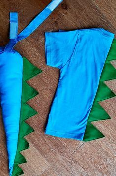 Homemade Adult Dinosaur Costume, Dinosaur Cape Diy, Dinosaur Dress Up, Diy Dino Shirt, Diy Dinosaur Costume Kids, Dinosaur Halloween Costume Diy, Diy Kids Dinosaur Costume, Toddler Dinosaur Costume Diy, Dinosaur Tail Diy