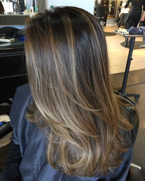 Brown Hair Looks, Brown Hair Inspo, Brunette Hair With Highlights, Brown Hair With Blonde Highlights, Brown Hair Balayage, Brown Blonde Hair, Brown Hair With Highlights, Hair Color Balayage, Hair Inspiration Color