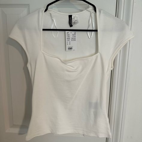 H&M Short Sleeve Top! Nwt And Never Worn! Size Medium! Cute V Neck Tops, H&m Women Outfits, H M Aesthetic, H&m Tshirts, H M Outfits, H And M, Boo Basket, Clothing Pieces, 2024 Christmas