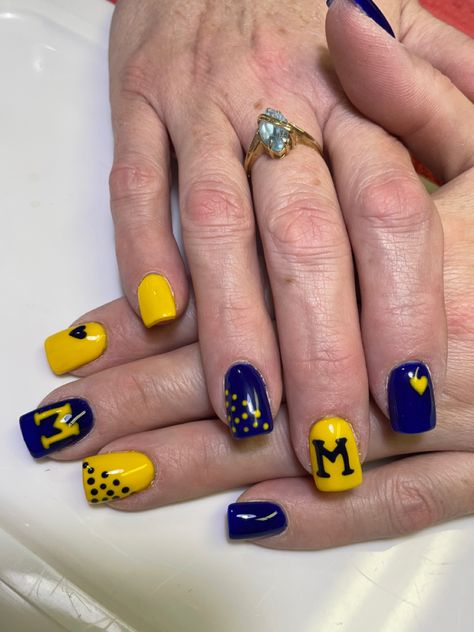 #niftynailsbyangi Michigan Wolverines Nail Designs, University Of Michigan Nail Designs, Michigan Wolverine Nails, U Of M Nails, Team Spirit Nails, Blue And Yellow Nail Art, Michigan Wolverines Nails, Michigan Nails Wolverines, University Of Michigan Nails