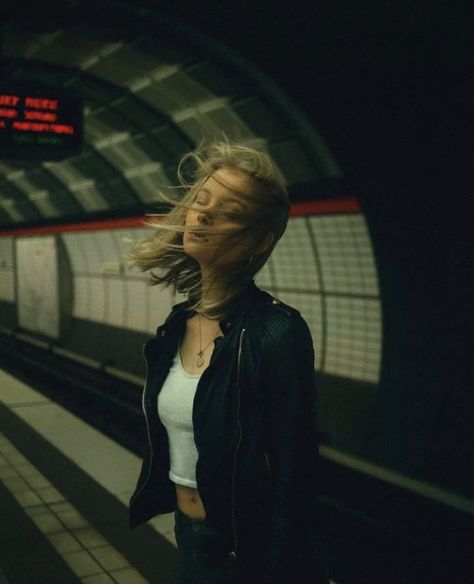 Subway Shoot, Night Photography Portrait, City Fashion Photography, Urban Photography Portrait, Street Photography Portrait, Metro Paris, City Shoot, Night Portrait, Photographie Portrait Inspiration