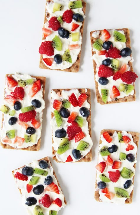 Fruit Pizza Crackers - Homemade Ginger Mini Fruit Pizza, Pizza Crackers, Perfect Snacks, Pizza Fruit, Super Healthy Snacks, Healthy Fruit Pizza, Mini Fruit Pizzas, Pizza Vegana, Quick Appetizer