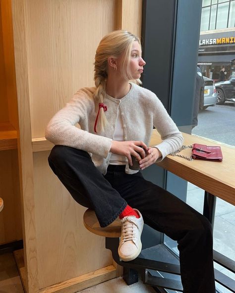 Anna Barger Outfit, Maddie Borge, Outfits Cafe, Cafe Outfit, Style Roots, City Summer, Aesthetic Photoshoot, 2024 Outfits, Red Outfit