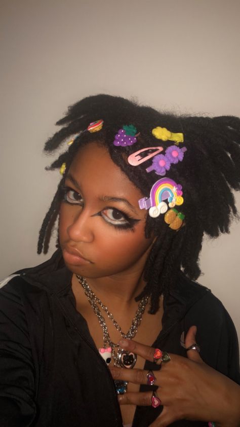 light gyaru makeup with cute hair pins #blackgirlmakeup #gyaru #hairpins #decora Gyaru Dyed Hair, Gyaru Hair Clips, Light Gyaru Makeup, Gyaru Makeup Black Women, Short Gyaru Hair, Black Gyaru Girl, Gyaru Black Woman, Gyaru Black, Gyaru Hairstyles