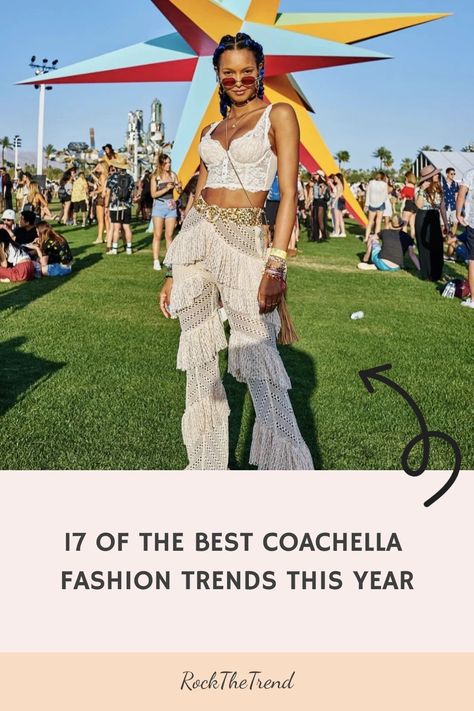 A person wearing bohemian-style festival clothing at Coachella, standing in front of a colorful star sculpture. Desert Festival Outfits, Casual Coachella Outfits, Look Festival Coachella, Coachella Theme Party Outfits, Best Coachella Outfits, Coachella Theme Party, April Fashion, Coachella Theme, Outfit Coachella