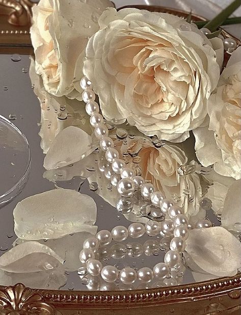 Pearls And Roses Aesthetic, Pearl Market, Lady Aphrodite, Pearls Aesthetic, Pearl Aesthetic, Flowers And Pearls, Rosé Aesthetic, White Chic, Classy Aesthetic