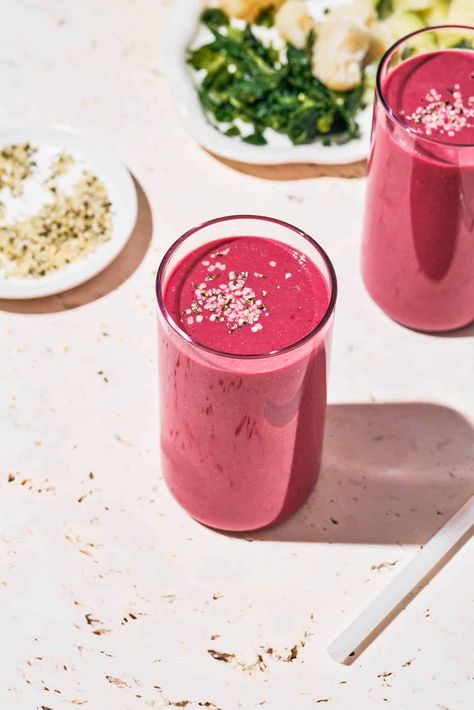 Berry Beet Cauliflower Smoothie - Wholehearted Eats Cauliflower Smoothie, Freezing Zucchini, Veggie Smoothies, Beet Smoothie, Ginger Drink, Healthy Cocktails, Seasonal Cocktail, Vegan Drinks, Oil Free Vegan