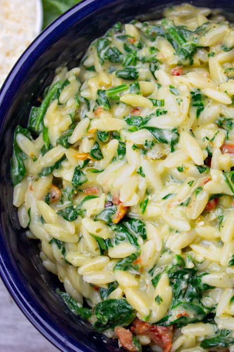 You're going to want to try this creamy orzo pasta with spinach if you're looking for a quick, family-friendly, easy dinner idea with good nutrition. Just 15 minutes in one pot. Recipe With Orzo, Orzo How To Cook, Orzo And Spinach Recipes, Whole Wheat Orzo Recipes, Spinach Orzo, Easy Orzo Recipes, Quinoa Mac And Cheese, Creamy Orzo Pasta, Orzo Spinach