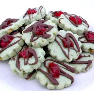 A pistachio cookie with a marachino cherry & drizzle of chocolate. Spumoni Cookies, Cookies Pistachio, Pistachio Cookie, Cookies Italian, Flower Cookie, Italian Christmas Cookies, Cookies Holiday, Italian Cookie Recipes, Pistachio Cookies