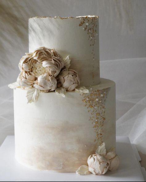 Champagne Colour Wedding Cake, Neutral Color Wedding Cake, Boho Bridal Shower Cakes, Champagne Colored Wedding Cake, Taupe Wedding Cake, Neutral Wedding Cake Ideas, Neutral Wedding Cakes, White And Beige Cake, Wedding Cakes Elegant Romantic Gold