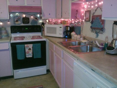 Freaking cute! Cupcake Kitchen Decor, Shabby Chic Cupcakes, Cuppy Cake, Pink Lights, Kitchen Pink, Vintage Cupcake, Cupcake Decor, Pink Passion, Kitchen Fun