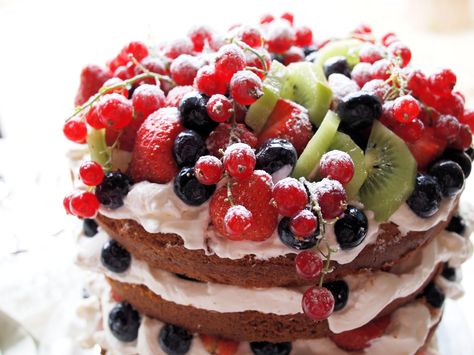 A VERY Big Birthday Cake with Summer Berries! British Sugar & Street Party Recipes Berry Cake, Cupcake Cake, Food Cakes, Eat Dessert, Puddings, Sweets Treats, Let Them Eat Cake, Yummy Cakes, Just Desserts