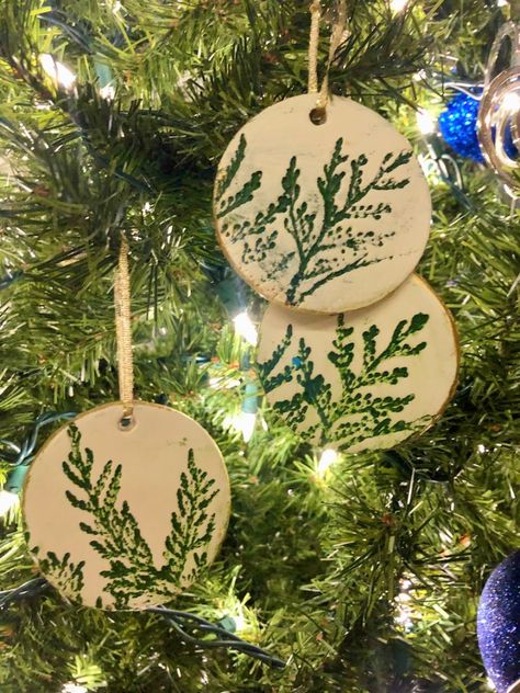 DIY Embossed Christmas Ornaments Botanical Ornaments, Christmas Tree Ornaments Diy, Diy Nature, Clay Items, Christmas Art Projects, Modelling Clay, Diy Christmas Tree Ornaments, Leaf Ornament, Christmas Clay