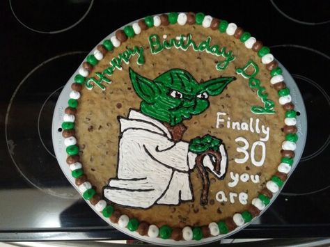 Star Wars Yoda cookie cake Star Wars Cookie Cake, Star Wars Chocolate, Cookie Cake Designs, Star Wars Cookies, Cookie Cake Birthday, Chocolate Chip Cookie Cake, Cookie Cakes, Star Wars Cake, Star Wars Birthday Party