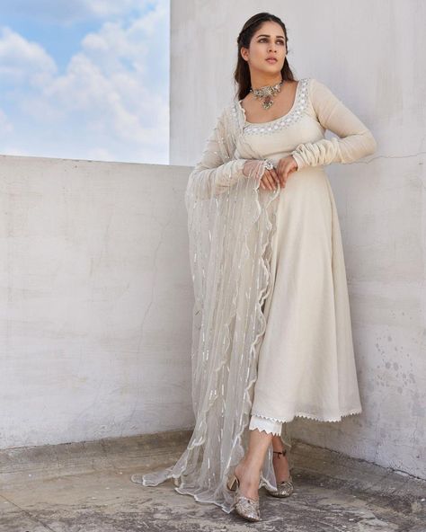 White Anarkali Suits Classy, अनारकली सूट, Plain Anarkali Suits, Plain Anarkali, Ivory Anarkali, Fizzy Goblet, Anarkali Suits Designer, डिजाइनर कपड़े, Lavanya Tripathi