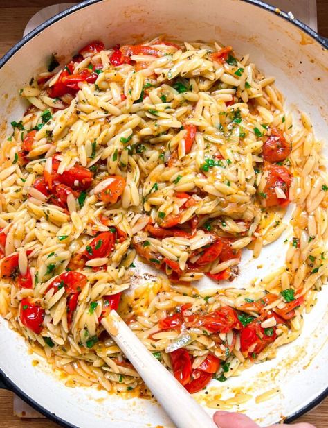 Tomato Orzo Pasta, Orzo Dinner Recipes, Orzo Dinner, Vegan Orzo, Tomato Orzo, Orzo Pasta Recipes, Orzo Recipe, Orzo Recipes, Dried Basil