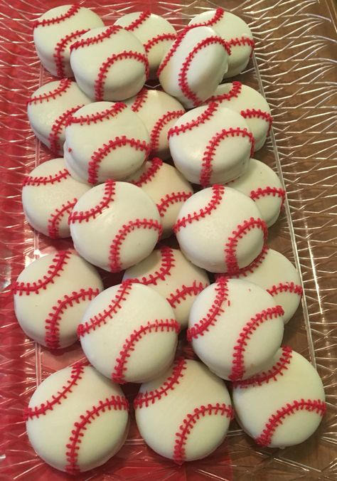 Baseball themed dipped oreos.... I might to brownies like this! Baseball Oreo Cookies, Oreo Baseball Pops, Baseball Theme Treats, Baseball Party Desserts, Baseball Theme Desserts, Baseball Brownies, Baseball Sweets, Baseball Oreos, Chocolate Covered Oreos Birthday