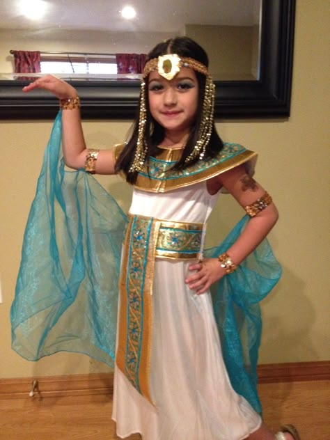 Cleopatra Halloween Costume Diy, Egyptian Diy Costume, Cleopatra Halloween Costume, Fancy Dress Costumes Kids, Cleopatra Halloween, Fancy Dress Competition, Purim Costumes, Kids Fashion Show, Culture Day