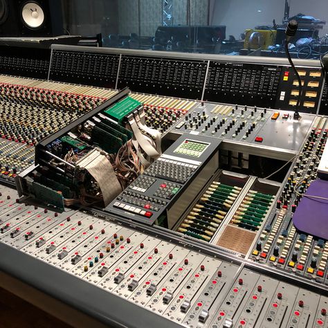 Music Engineering, Music Grunge, Music Production Equipment, Music Engineers, Mechanical Room, Music Recording, Audio Studio, Recording Studio Design, Home Studio Setup