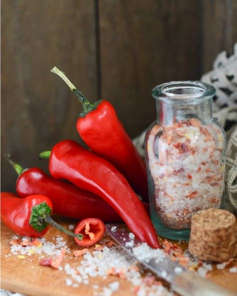 Infused Salt Recipes, Flavored Salts Recipes, Herb Salt Recipe, Homemade Dry Mixes, Chili Salt, Spice Blends Recipes, Spice Mix Recipes, Flavored Salts, No Salt Recipes