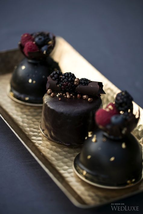 Gothic Dessert Ideas, Dark Desserts Aesthetic, Gothic Wedding Desserts, Black Wedding Food, Gothic Wedding Food, Gothic Dessert Table, Black Wedding Cupcakes, Goth Bakery, Goth Desserts