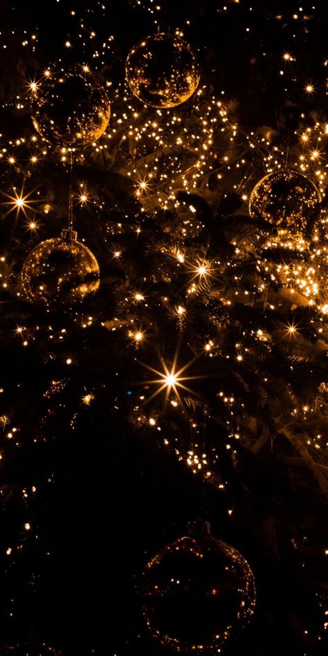 Christmas Sparkle Wallpaper, New Years Colors Meaning, Dark Winter Background, Glam Christmas Aesthetic, Gold Christmas Aesthetic Wallpaper, Gold Sparkle Aesthetic, Aesthetic Cristhmas Wallpaper, Winter Lights Wallpaper, Christmas Phone Backgrounds Aesthetic