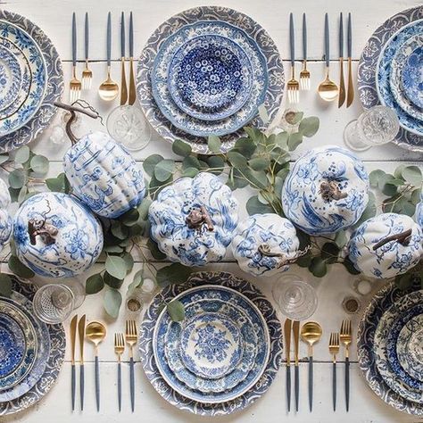 A Blue and White Thanksgiving Blue And White Dishes, Blue Thanksgiving, Blue And White Plates, Chinoiserie Wedding, Chinoiserie Pumpkins, Blue And White Dinnerware, Tafel Decor, Blue White Decor, White Dinnerware