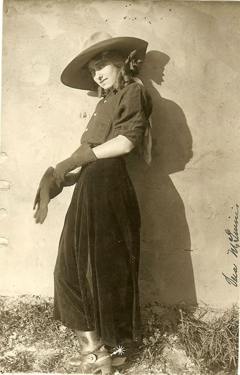 Cowgirl Vintage, Wilde Westen, Into The West, Vintage Cowgirl, Western Aesthetic, Western Women, Canvas Photo Prints, Photo Vintage, American West