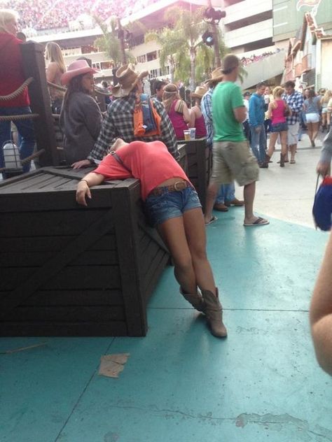 21 Wasted People Who Found an Interesting Place to Sleep | Pleated-Jeans.com Passed Out Drunk, Funny Yoga Pictures, Drunk Memes, Drunk People, Yoga Pictures, Flirting Moves, Dating Pictures, Funny Relationship, Crazy People