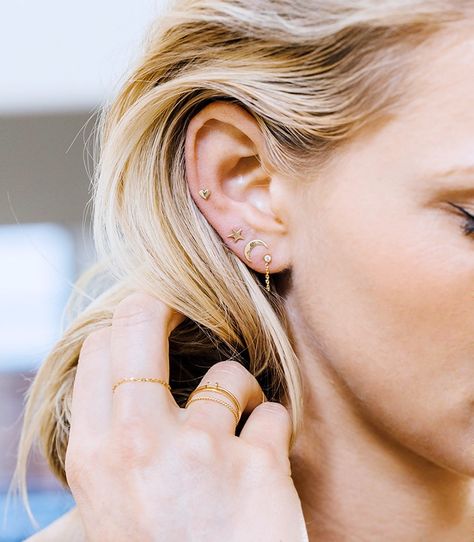 15 Cool-Girl Ear Piercings We Discovered on Pinterest via @ByrdieBeauty Gold Jewelry Simple Earrings, Full Ear Piercings, Capsule Wardrobe Jewelry, Piercing Conch, Cool Ear Piercings, Pretty Ear Piercings, Chica Cool, Piercing Tragus, Multiple Earrings