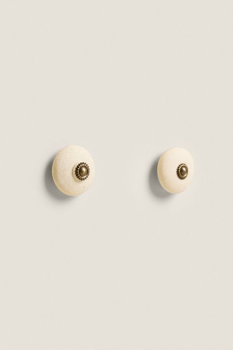 CERAMIC WHITE DOOR KNOB (PACK OF 2) White Door Knobs, White Door, Beauty Party, White Doors, Book Stationery, Door Knob, Clean Laundry, Door Knobs, Home Fragrance