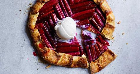 The more rustic it looks, the better. Pretty Recipes, Recipes Rhubarb, Rhubarb Galette, Best Rhubarb Recipes, Rhubarb Syrup, Raspberry Rhubarb, Rhubarb Desserts, Galette Recipe, Italian Recipes Dessert