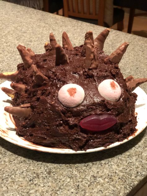 Cursed Hedgehog, Porcupine Cake, Creepy Food, Ugly Cakes, Hedgehog Cake, Cake Fails, Horse Cake, Dream Cake, Cute Cakes