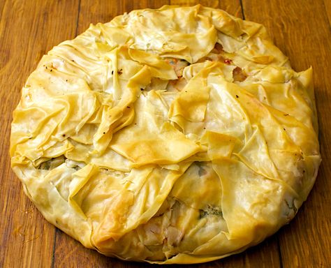 Mediterranean filo pie Appetizer Tarts, Filo Pastry Recipes Savoury, Filo Pastry Pie, Philo Dough, Filo Pastry Recipes, Filo Pie, Phyllo Dough Recipes, Phyllo Recipes, Chicken Pie Recipe