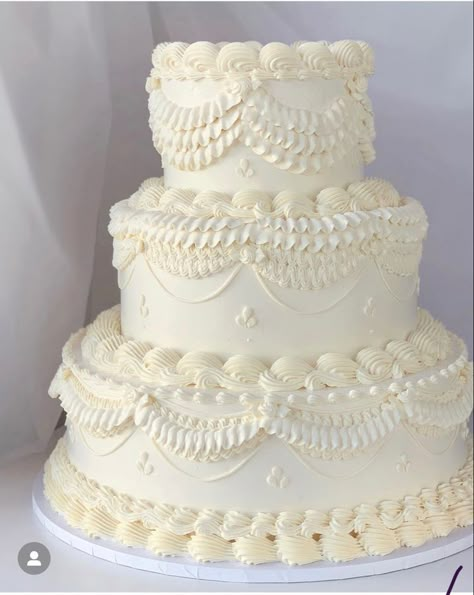 Wedding Cake Piping, Victorian Wedding Cakes, Victorian Cakes, Bolo Vintage, Italian Wedding Cakes, Wedding Cake Pearls, Cake Piping, 3 Tier Wedding Cakes, Dream Wedding Cake