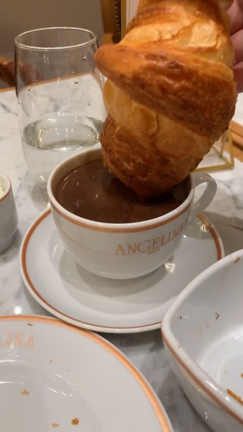 Angelina Paris Cafe Nyc, Paris Chocolate, Angelina Paris, Cafe Nyc, Coffee Mood, Chocolate Croissant, Paris Cafe, Snap Food, Travel Inspo