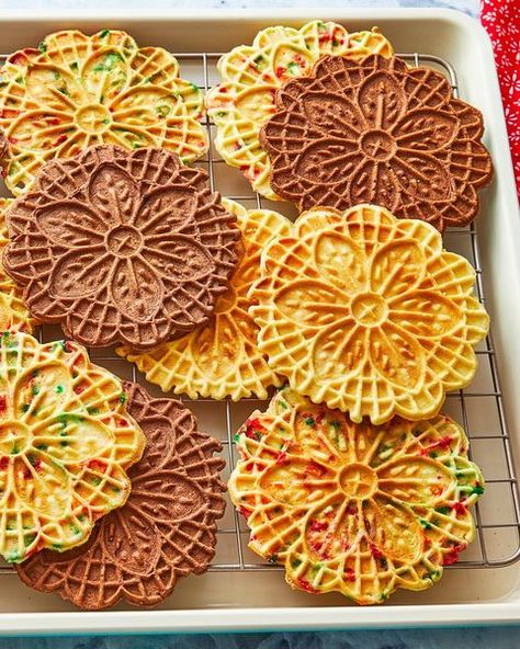 unique christmas cookies pizzelle Pizzelle Cookies Recipe, Gingerbread Pizzelle Recipe, Peanut Butter Pizzelle Recipe, Pizzelle Recipes, Rainbow Cookies Recipe, Italian Christmas Desserts, Christmas Confections, Italian Christmas Traditions, Unique Christmas Cookies