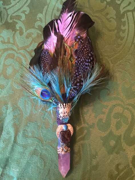 Feather Wands Smudging, Smudge Wands Diy, Smudge Fans, How To Make Smudging Feathers, Smudge Wands, Feather Wand, Smudge Feathers Diy, Smudging Crystals, Feather Crafts Diy