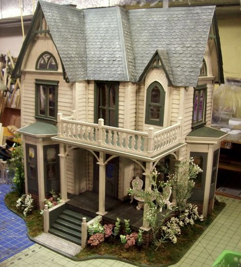 Bloxburg Houses Aesthetic, Victorian Dollhouse Exterior, Doll House Exterior Ideas, Victorian Homes Layout, Coquette Houses, Doll House Aesthetic, Victorian Homes Bloxburg, Doll House Exterior, Dollhouse Layout