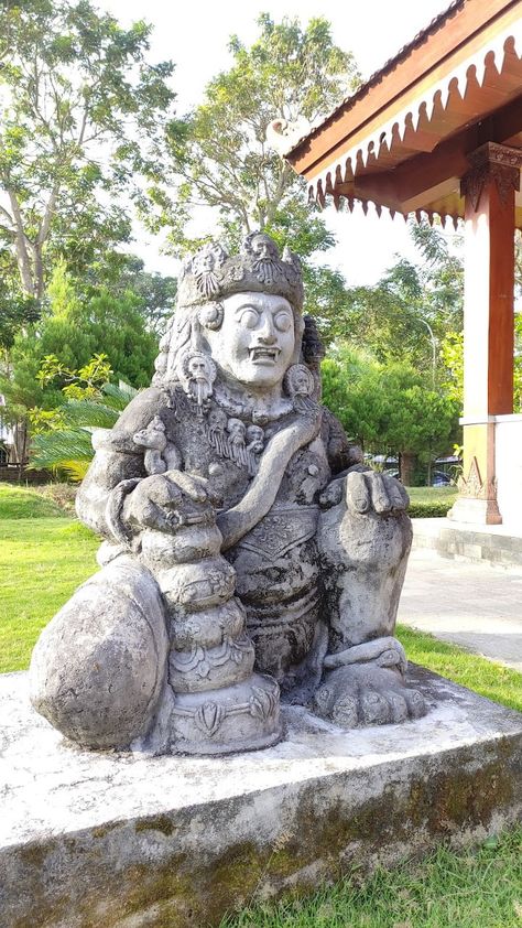 Museum Singhasari sendiri diresmikan pada 20 Mei 2015. Sampai saat ini, Museum yang memberikan edukasi tentang kerajaan Singasari ini selalu saja dipadati oleh para wisatawan. Entah dari kunjungan sekolah maupun wisatawan yang sengaja datang ke sana. Pada masa sekolah mungkin kita akan mendengar seputar Kerajaan Singhasari yang didirikan oleh seorang rajanya yang melegenda yaitu Ken […] Malang, Mood Board, Architecture, Quick Saves