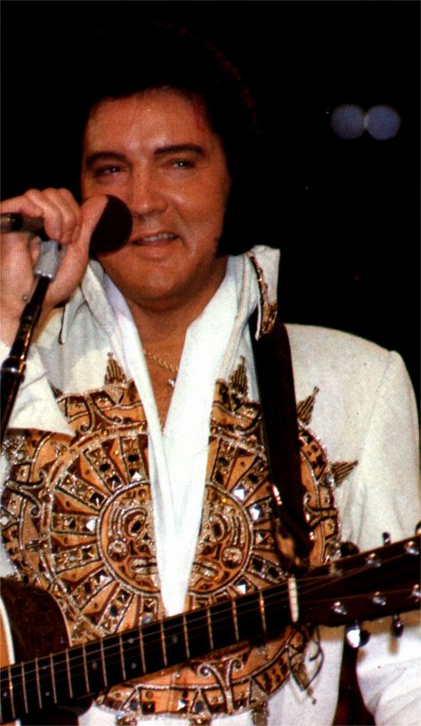 Elvis in concert in june 1977 , for the CBS t-v special ( Elvis in concert ) Elvis Presley Last Concert, Elvis Presley 1977, Elvis Presley Concerts, Elvis Presley Family, Elvis Jumpsuits, King Elvis Presley, Elvis In Concert, Elvis Presley Images, Forever Mine