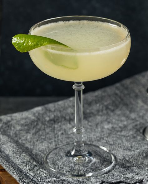 Gin Gimlet, Gimlet Recipe, Gimlet Cocktail, Lime Peel, Gimlet, Recipe Simple, Lime Wedge, In Season Produce, Fresh Lime