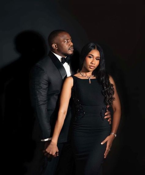 Black Couple Poses Photography, Black Couple Holiday Photoshoot, Big Couple Poses, Couple Outfits Fall, Couple Pose Ideas Photography, Pre Wedding Pictures, Black Wedding Photography, Black Couples Photoshoot Classy, Black Couple Holiday Photos