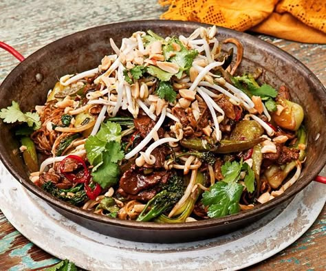 Balinese pork noodles Balinese Recipes, Che Recipe, Balinese Recipe, Pork Fillet Recipes, Balinese Food, Pork Mince Recipes, Chilli Recipe, Impressive Dinner, Indonesian Recipes