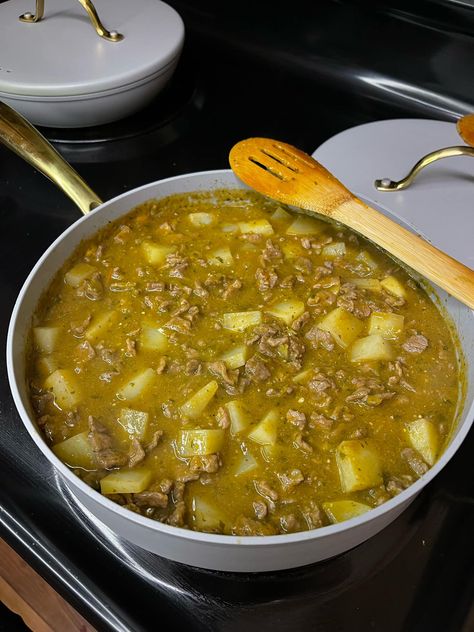 Beef Chili Verde Recipe, Beef Chile Verde, Chili Verde Pork Authentic, Chile Verde Beef, Chile Con Carne Recipe, Chile Verde Pork, Mexican Picadillo, Chili Verde Pork, Comforting Meals