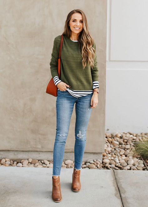 Long Sleeve Tee Outfit, Shirt Under Sweater, Long Sleeve Shirt Outfits, Outfits With Striped Shirts, White Jeans Outfit, Layered Sweater, Layered Shirts, Striped Long Sleeve Tee, Tee Outfit